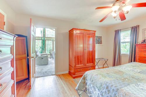 1440 Getaway with Yard and Deck about 16 Mi to Rochesterにあるベッド
