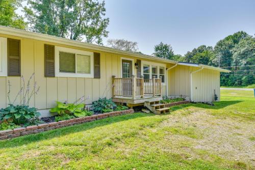 Κήπος έξω από το 2 Mi to Lake Michigan Pet-Friendly Sawyer Apt