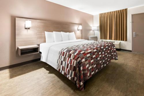 Red Roof Inn Rock Hillにあるベッド