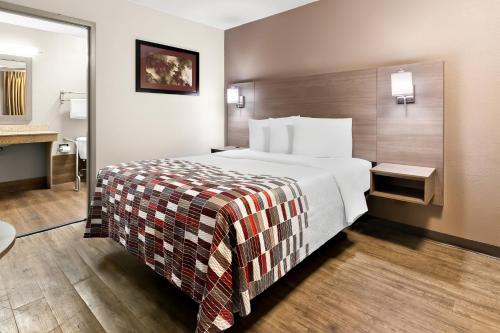 Red Roof Inn Rock Hillにあるベッド