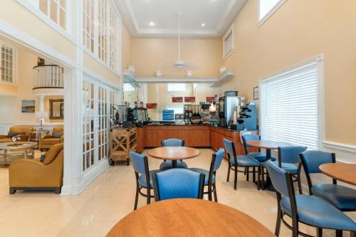 Un restaurante con mesas y sillas y una cocina. en Best Western Plus Kingsland, en Kingsland