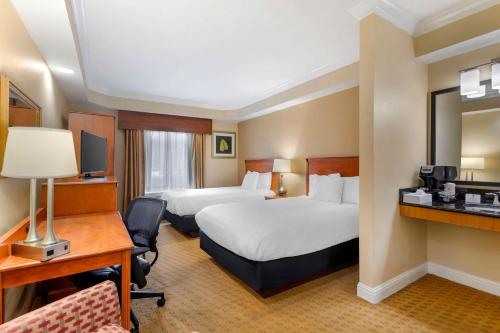 Un pat sau paturi într-o cameră la Best Western Plus Kingsland