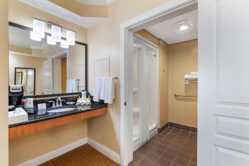 O bucătărie sau chicinetă la Best Western Plus Kingsland
