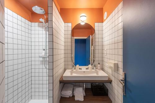 a bathroom with a sink and a mirror at Best Western Bridge Hotel Lyon East in Jons