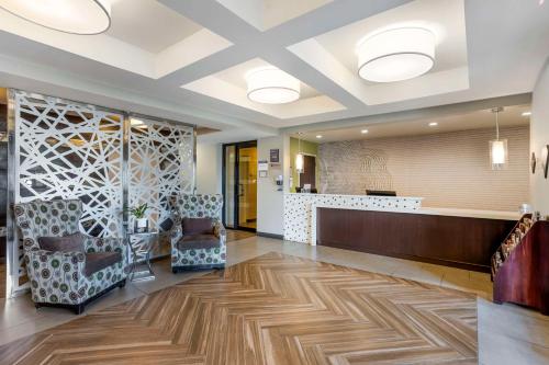 a lobby with two chairs and a waiting room at Best Western Plus Philadelphia-Pennsauken Hotel in Cherry Hill