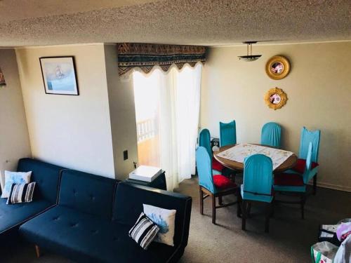 ein Wohnzimmer mit Sofa, Tisch und Stühlen in der Unterkunft Ilimay beautiful 2 floor apartment, for 6 people in Las Cruces