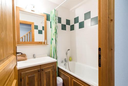 ベッサンにあるRésidence le Clos Vanoiseのバスルーム(洗面台、トイレ、鏡付)