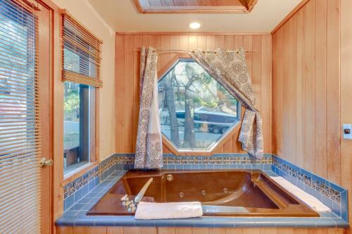 una bañera en una habitación con ventana en Game Rooms, Sauna and Decks South Lake Tahoe Home, en South Lake Tahoe