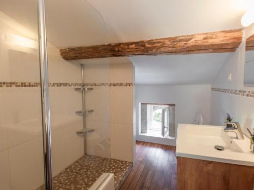 une salle de bain avec douche et lavabo dans l'établissement Fond de Bacquey, à Léogeats