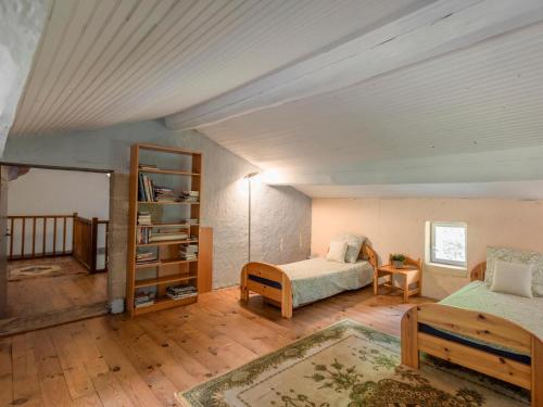 une chambre avec un lit et un canapé dans une pièce dans l'établissement Fond de Bacquey, à Léogeats