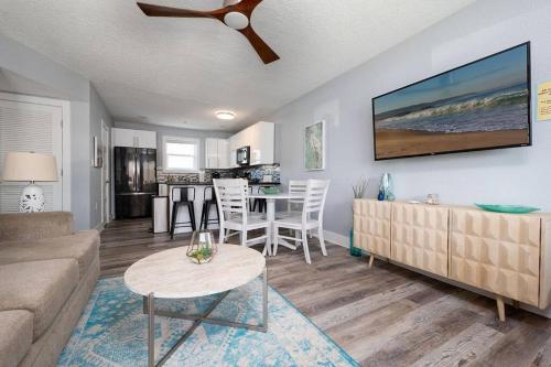 Dapur atau dapur kecil di Be A Nomad - Rear Bottom - Awesome ocean views