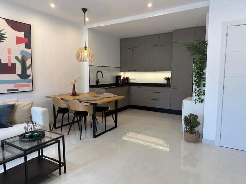 Kuchyňa alebo kuchynka v ubytovaní BIG sun terrace renovated 2-bedroom luxury duplex