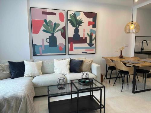 Posedenie v ubytovaní BIG sun terrace renovated 2-bedroom luxury duplex