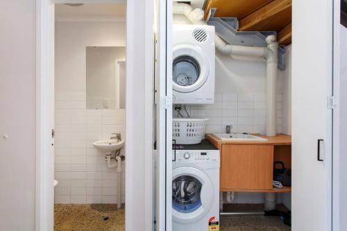 a laundry room with a washing machine and a sink at Ellens Corner near New Kings Square in Fremantle