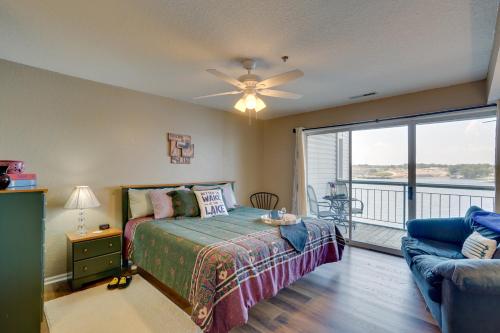 Ένα ή περισσότερα κρεβάτια σε δωμάτιο στο Lakefront Condo in Osage Beach Balcony and Views!