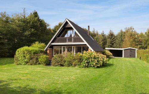una casa con un gran patio con césped verde en 3 Bedroom Stunning Home In Højslev, en Højslev