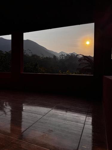 Pemandangan gunung umum atau pemandangan gunung yang diambil dari asrama