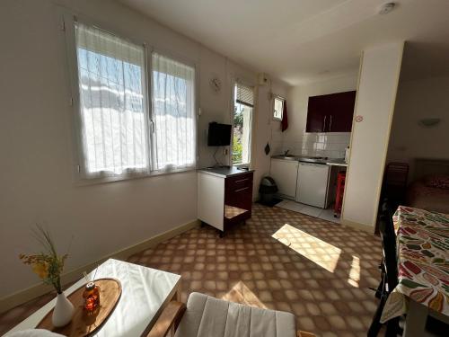 Studio proche centre-ville et Thermes, WIFI, parking - FR-1-541-121