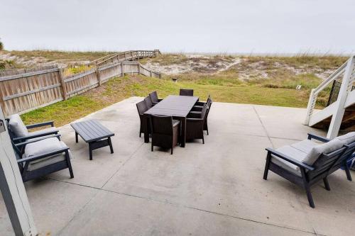 Balkoni atau teres di Be A Nomad - Ocean Front Bottom Stylish Unit