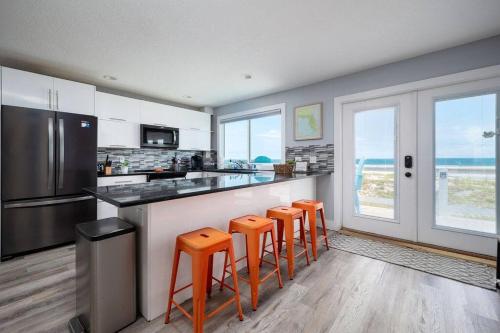 Dapur atau dapur kecil di Be A Nomad - Ocean Front Top - Slice of Heaven