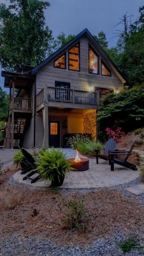 Lil Cabin in the Cove! MTN views, theater, hot tub, games, king beds, Prime Location! photo 16