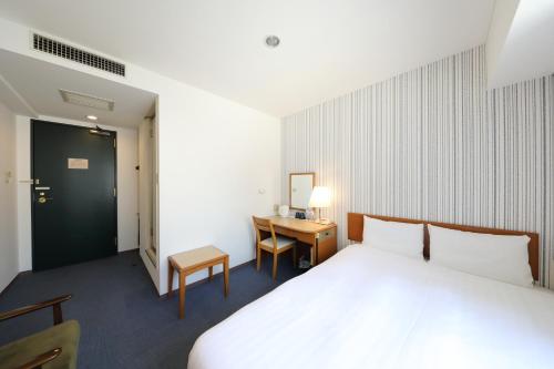 Postel nebo postele na pokoji v ubytování Smile Hotel Nihombashi Mitsukoshimae