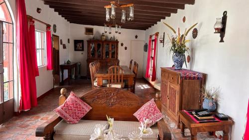 ein Wohnzimmer mit einem Bett und einem Tisch in der Unterkunft Hacienda de Pueblito Atotonilco in Banda