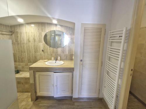 Appartement 2 pièces climatisé avec terrasse et parking, proche centre Sainte-Maxime