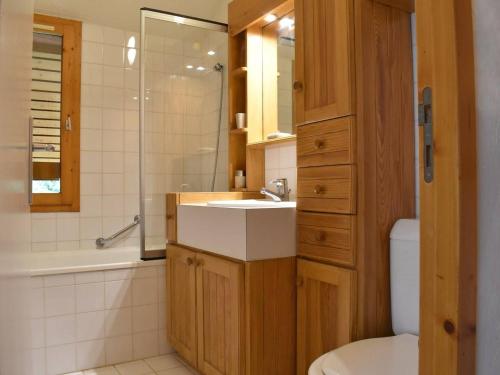 une salle de bain avec un lavabo et des toilettes dans l'établissement Duplex 5 pièces avec mezzanine, parking et proche des pistes à Méribel - FR-1-180-635, à Les Allues