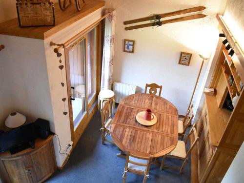 - une table et des chaises dans une petite chambre avec fenêtre dans l'établissement Duplex 5 pièces avec mezzanine, parking et proche des pistes à Méribel - FR-1-180-635, à Les Allues