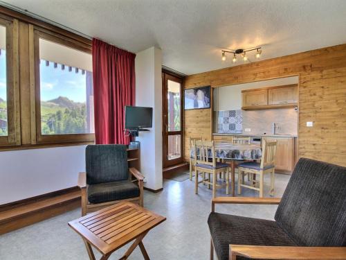 un salon avec un canapé et une table dans l'établissement Appartement 2 pièces au pied des pistes, balcon, cuisine équipée - FR-1-455-259, à La Plagne Tarentaise