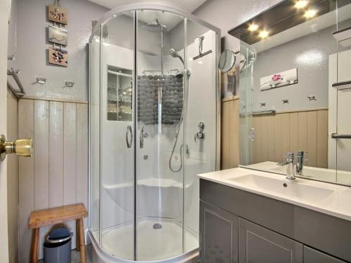 une salle de bain avec douche et lavabo dans l'établissement Appartement 2 pièces au pied des pistes, balcon, cuisine équipée - FR-1-455-259, à La Plagne Tarentaise
