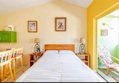 een slaapkamer met een bed, een tafel en stoelen bij Departamentos Varmen in La Paz