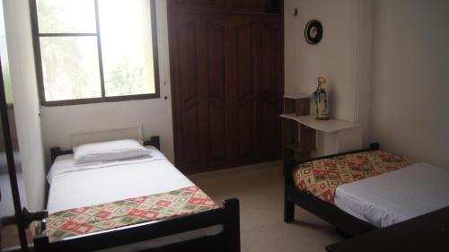 Postel nebo postele na pokoji v ubytování Acogedor Apto familiar con linda vista en Sta Marta ciudad Fam-friendly Home with Views in Santa Marta