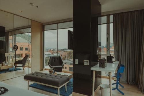 波哥大The Click Clack Hotel Bogotá的可以看到城市景观的客厅