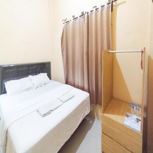 Кровать или кровати в номере Ariska Room near Alun Alun Jombang RedPartner