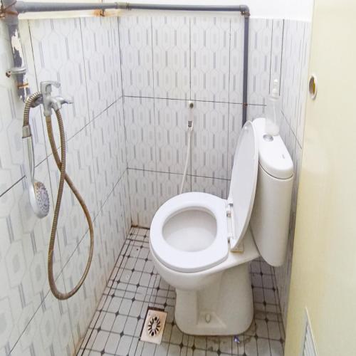Ванная комната в Ariska Room near Alun Alun Jombang RedPartner