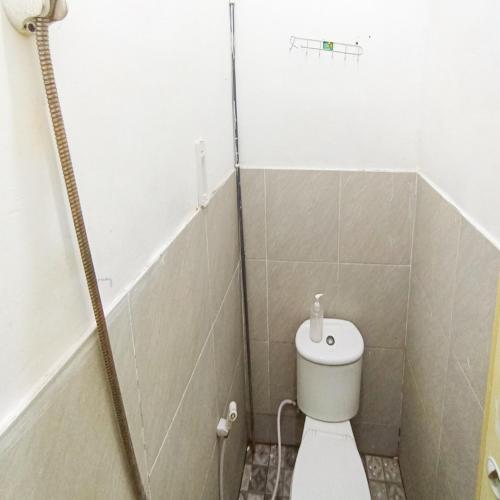 Ванная комната в Ariska Room near Alun Alun Jombang RedPartner