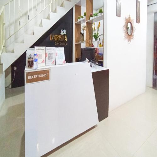 Лобби или стойка регистрации в Ariska Room near Alun Alun Jombang RedPartner