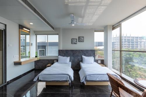 Postel nebo postele na pokoji v ubytování Hotel O2 Sangli