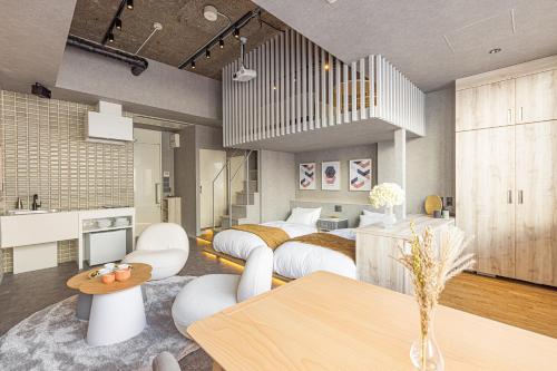 Khu vực ghế ngồi tại ビル泊 -Birupaku Decentralized Hotel-