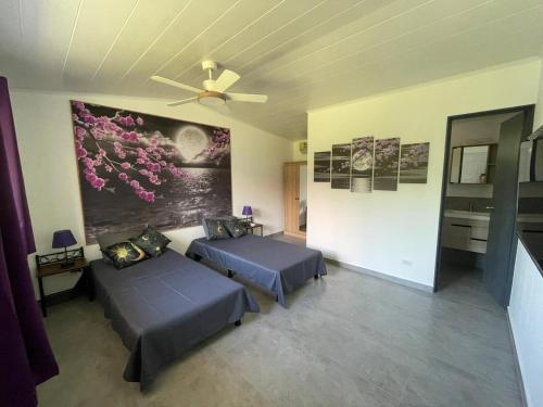 a bedroom with two beds and a ceiling fan at Casa Fofo in San Carlos