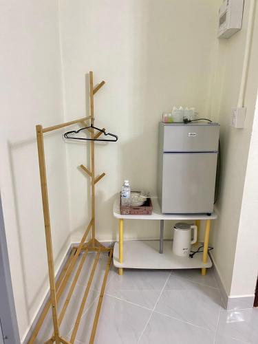 a kitchen with a small refrigerator and a shelf at ภูผา เฮ้าส์ รีสอร์ท in Ban Mung