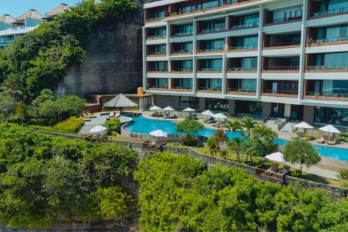 Una vista aérea de un hotel con piscina. en Vacha 1 BR Ocean Suite View ZN223, en Nusa Dua