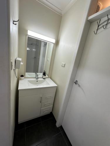 Un baño de The Silver Bream Motel & Self Contained Units