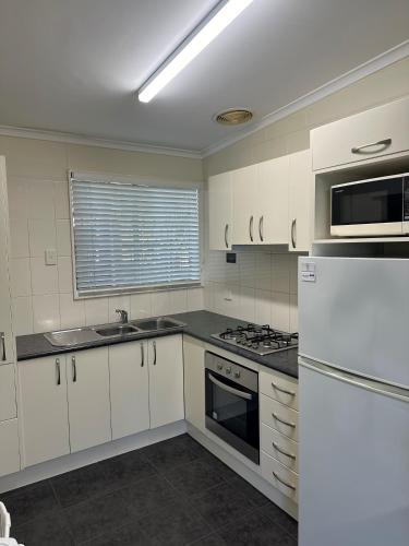 Una cocina o zona de cocina en The Silver Bream Motel & Self Contained Units