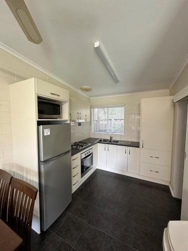 Una cocina o zona de cocina en The Silver Bream Motel & Self Contained Units