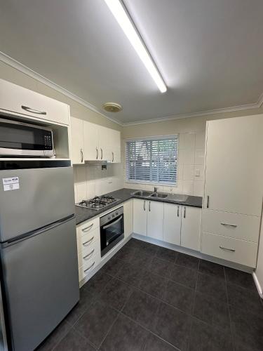 Una cocina o zona de cocina en The Silver Bream Motel & Self Contained Units
