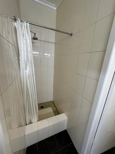 Un baño de The Silver Bream Motel & Self Contained Units