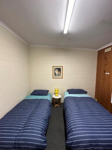 Cama o camas de una habitación en The Silver Bream Motel & Self Contained Units